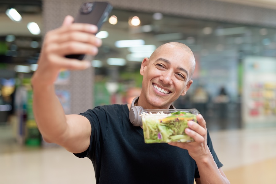 man fitness influencer eating healthy salad in foo 2025 08 25 10 07 31 utc